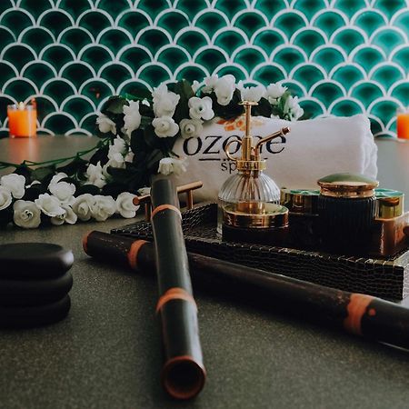 Doubletree By Hilton Fujairah City Kültér fotó A set of OZO