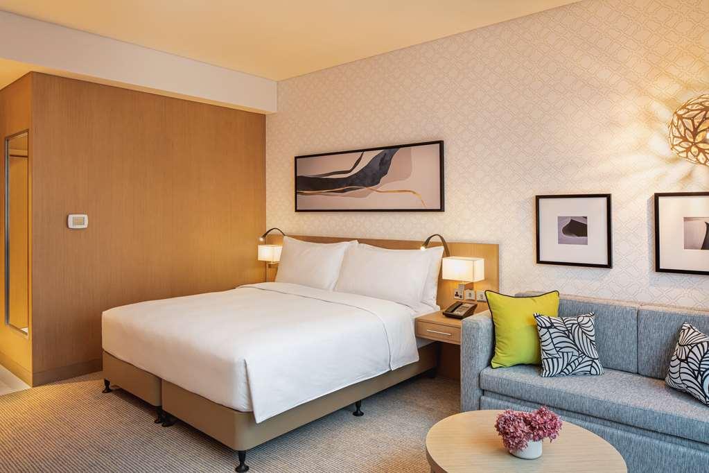 Doubletree By Hilton Fujairah City Szoba fotó A room at the hotel