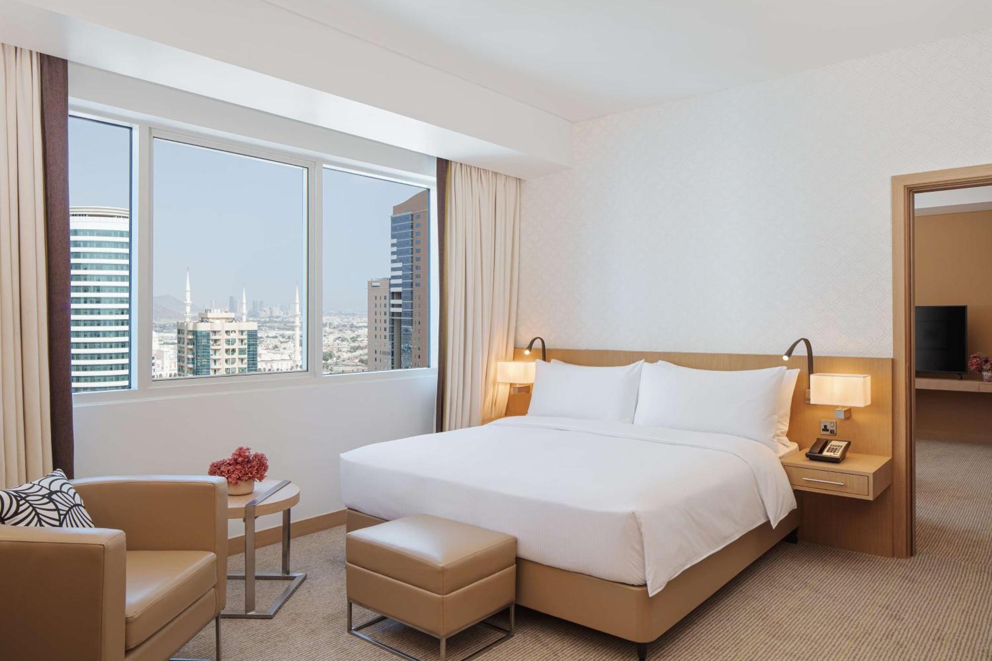 Doubletree By Hilton Fujairah City Kültér fotó A bedroom at the hotel