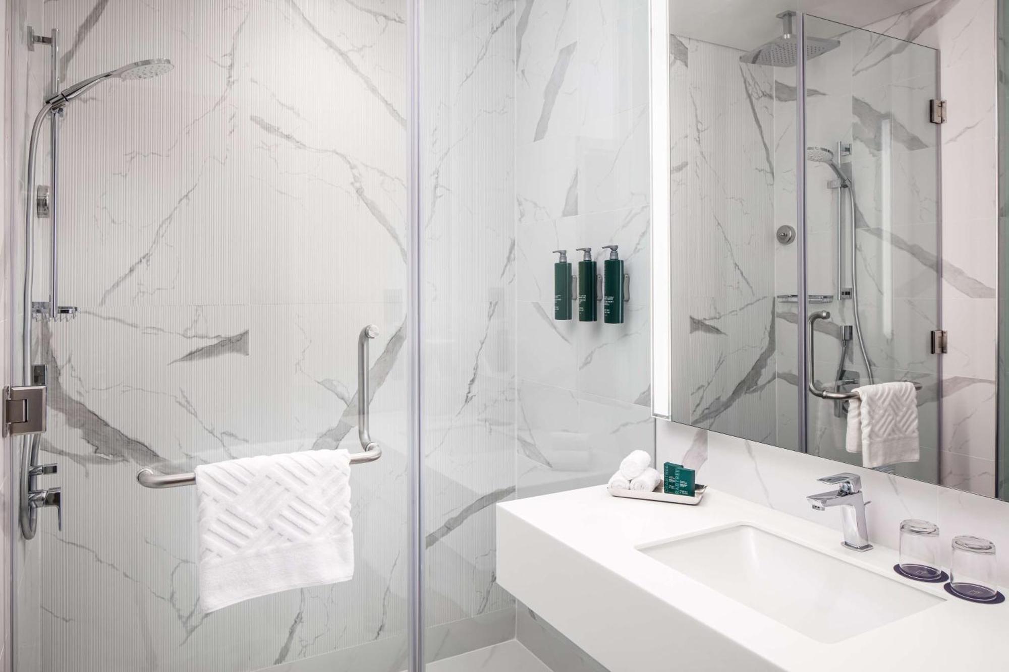 Doubletree By Hilton Fujairah City Kültér fotó Bathroom