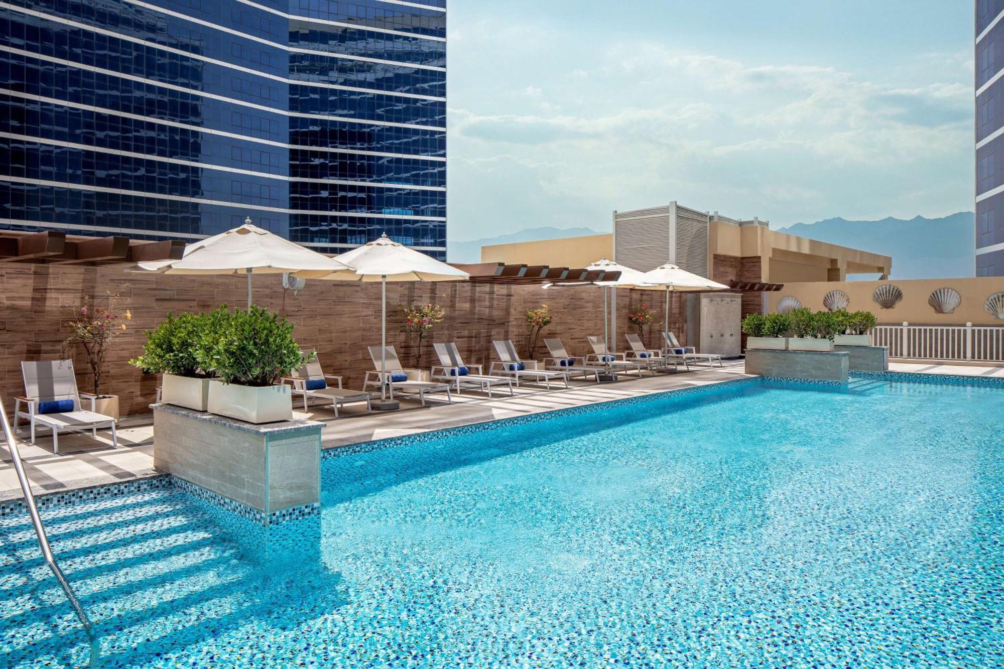 Doubletree By Hilton Fujairah City Kültér fotó The swimming pool at the hotel
